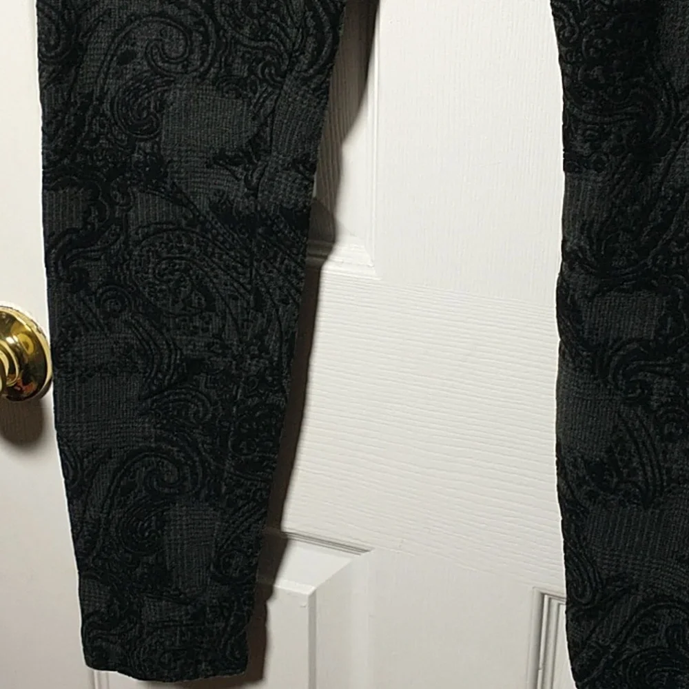Hue black leggings with velvet tapestry print - Picture 3 of 5